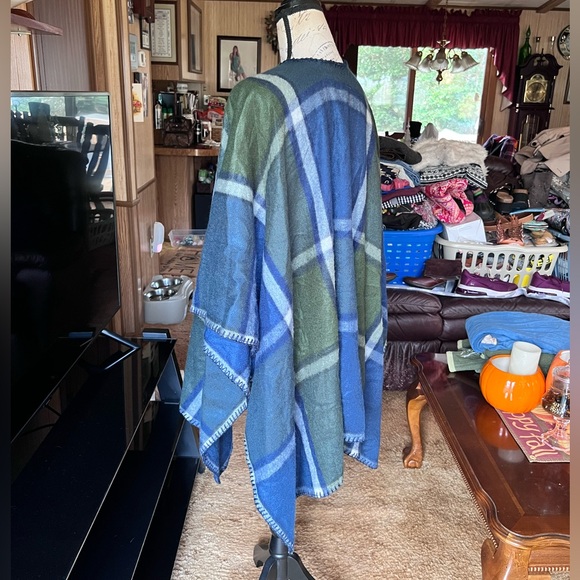 Plaid WOOLRICH Shawl Blanket Wrap Poncho ~ One Size Fits All. - Picture 9 of 15